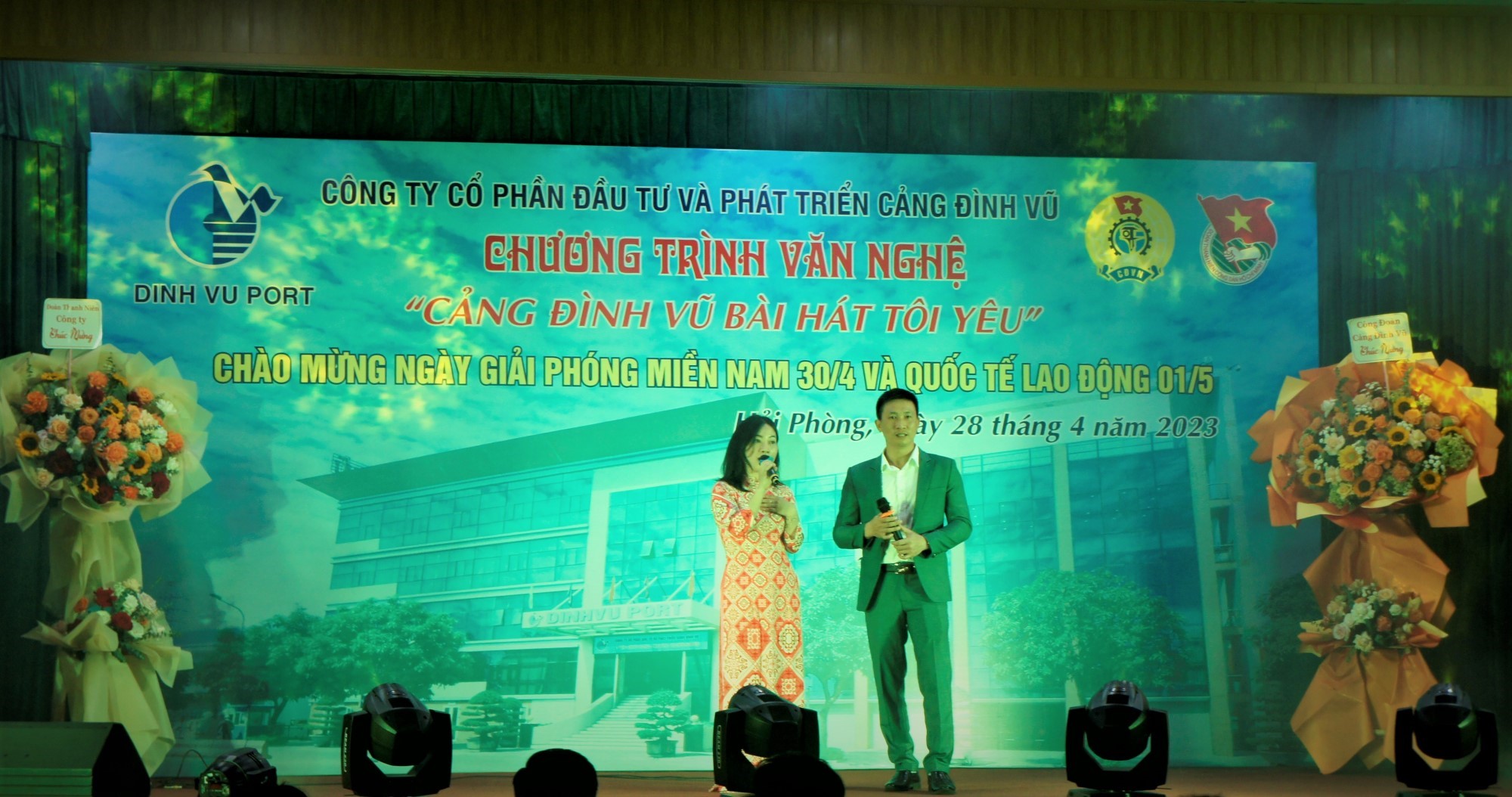 Tiết mục Nắng ấm quê hương - Ngọc Đính & Mai Quyên Đội Vượt sóng